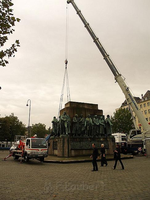 Reiterdenkmal kehrt zurueck auf dem Heumarkt P19.JPG